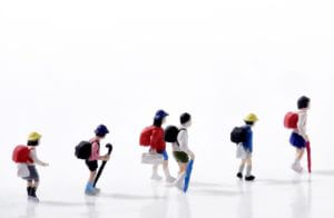 通学中の小学生たち